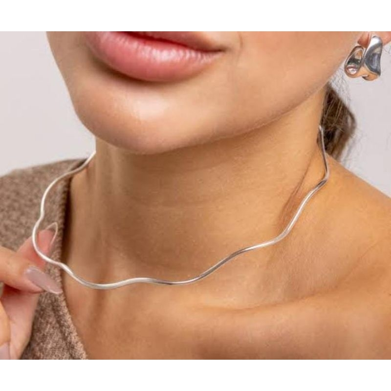 Choker Aro ondulado liso e ajustável - Prata e dourado.